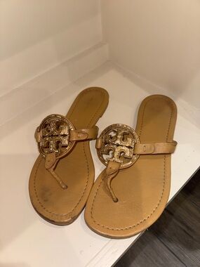 Tory Burch Metallic Logo Thong Sandals in Gold